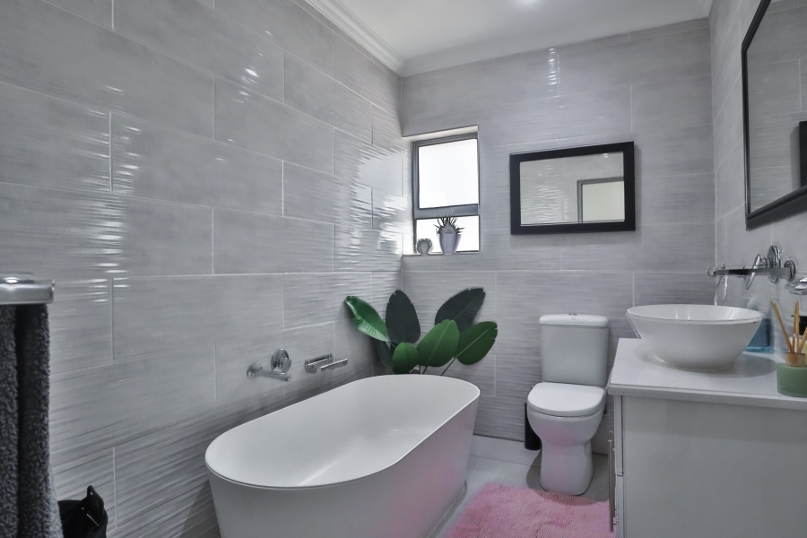 4 Bedroom Property for Sale in WestLake Country Safari Estate North West